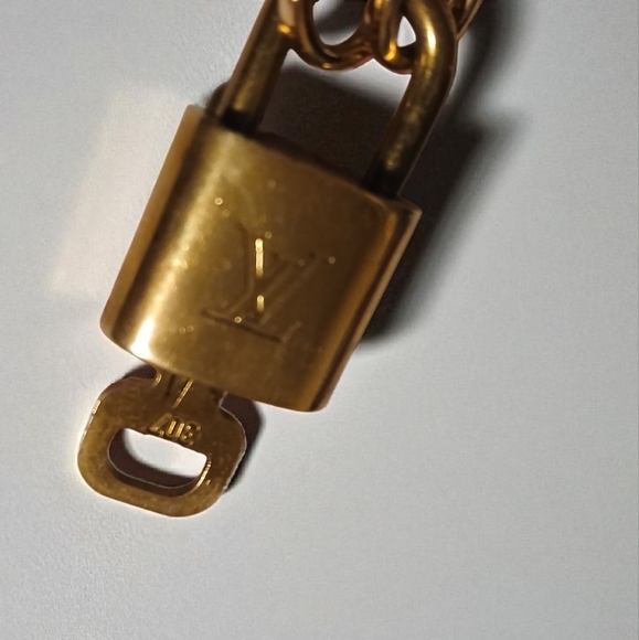 Louis Vuitton Gold Padlock #307 with Key & Unbranded Gold Tone Chain Included - Picture 11 of 15